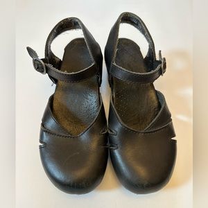 Dansko Margarete black leather ankle strap Mary Jane clogs 39 8.5 9 nurse shoes